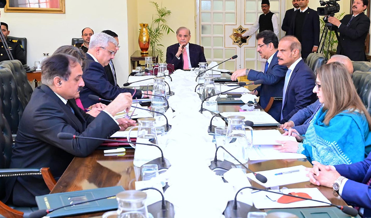 Prime Minister Shehbaz Sharif (center) chairs a meeting of the task force constituted to curb human trafficking in Islamabad, Pakistan, on January 27, 2025. (PID)