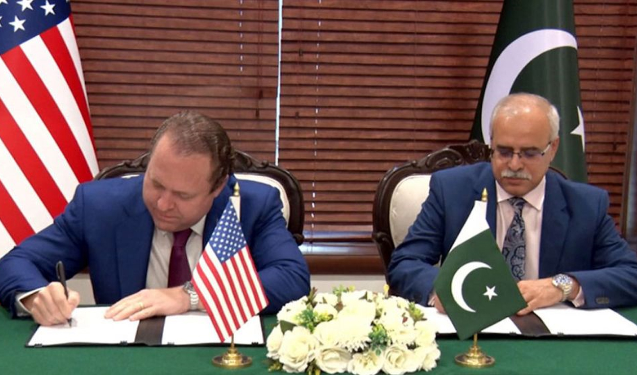 Texas hedge fund manager Gentry Beach (left) signs an agreement with a Pakistani businessman during a ceremony in Islamabad, Pakistan, on January 28, 2025. (Radio Pakistan)