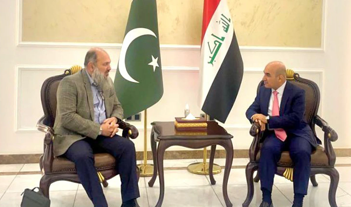 Pakistan’s Federal Minister for Commerce Jam Kamal (left) speaks with Iraq’s Minister for Housing and Construction Bangen Rekani at the Baghdad International Airport in Baghdad on January 13, 2025. (Photo courtesy: Commerce Ministry)