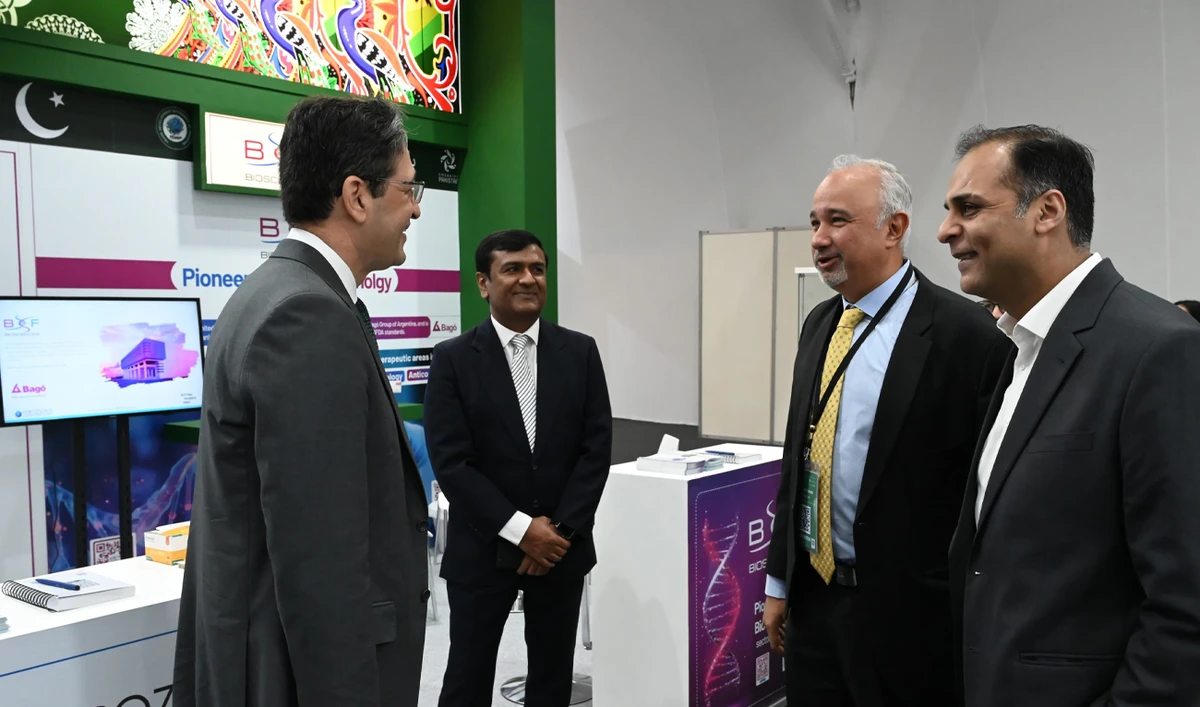 Ambassador Faisal Niaz Tirmizi (second right), Pakistan’s Envoy to the United Arab Emirates, visits a stall of a Pakistani company at the Arab Expo in Dubai, on January 27, 2025. (Photo Courtesy: Pakistan Consulate Dubai)