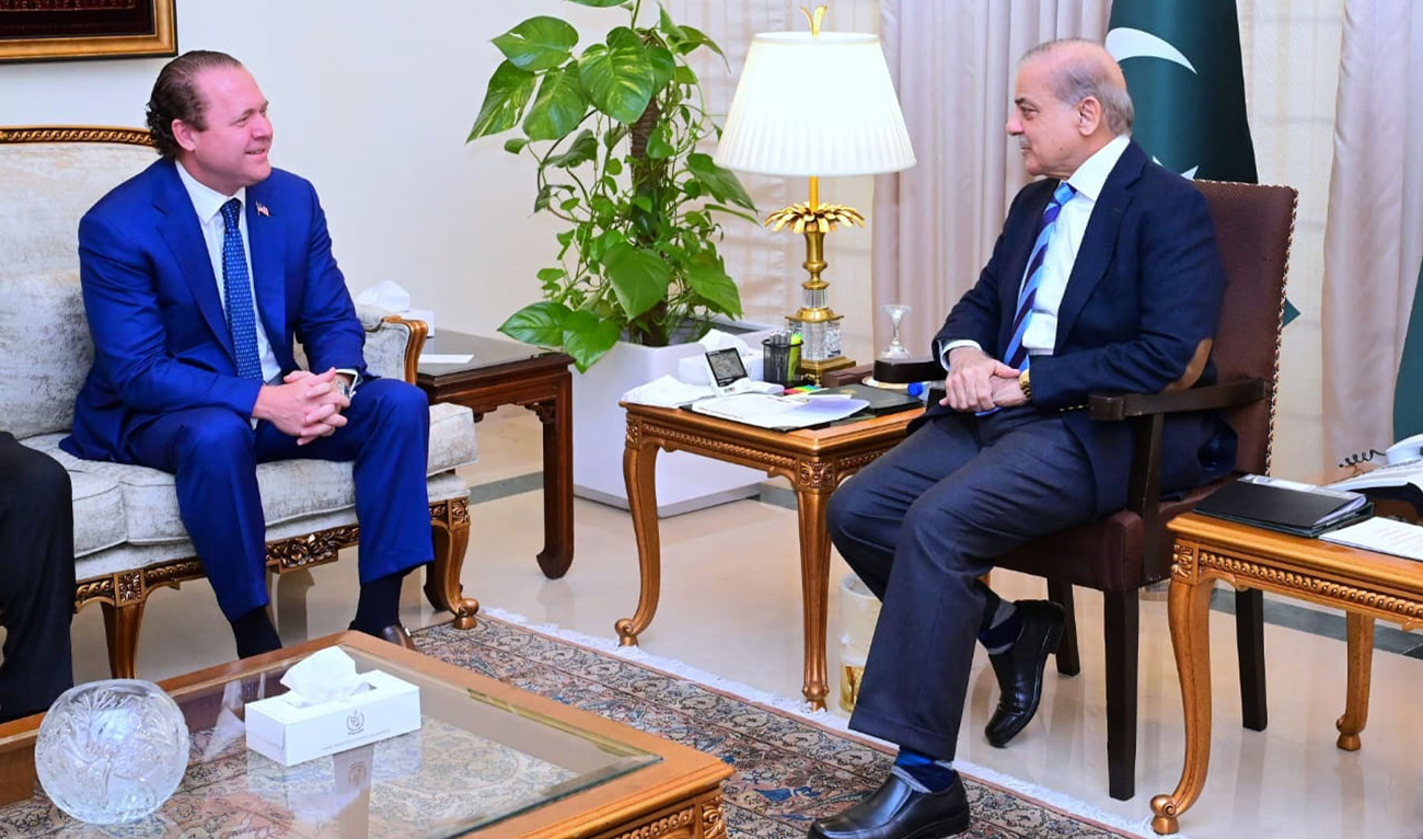 Pakistan Prime Minister Shehbaz Sharif meets US businessman and Texas hedge fund manager Gentry Beach (left) in Islamabad, Pakistan, on January 29, 2025. (PID/File)