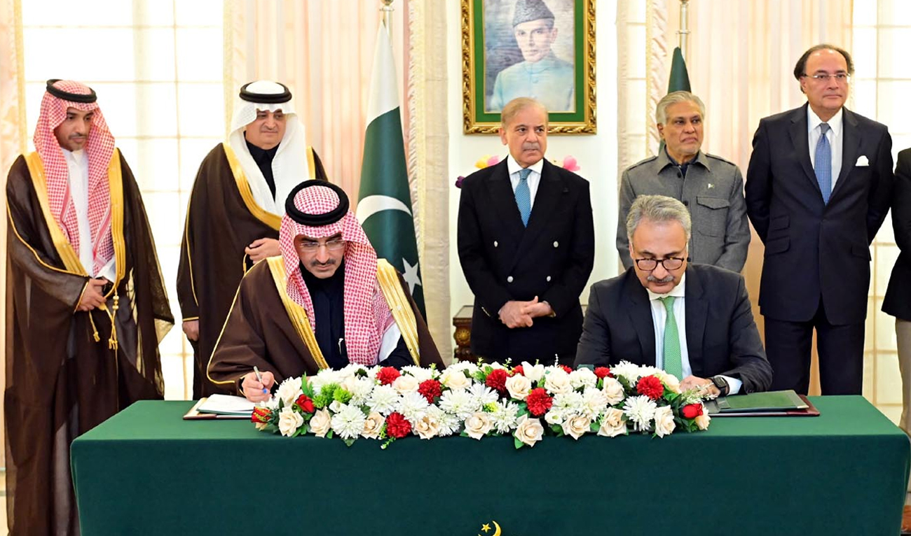 Pakistan’s Prime Minister Shehbaz Sharif (center) witnesses the signing of an agreement with the Saudi Fund for Development (SFD) in Islamabad on February 3, 2025. (PID)