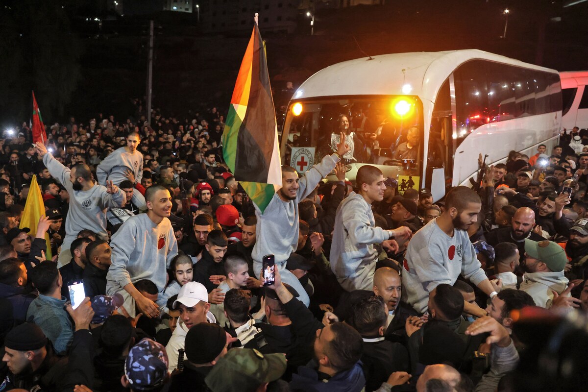 A crowd welcomes Palestinians formerly jailed by Israel as they arrive in a Red Cross convoy to Ramallah in the occupied West Bank, on January 30, 2025. (AFP/File)