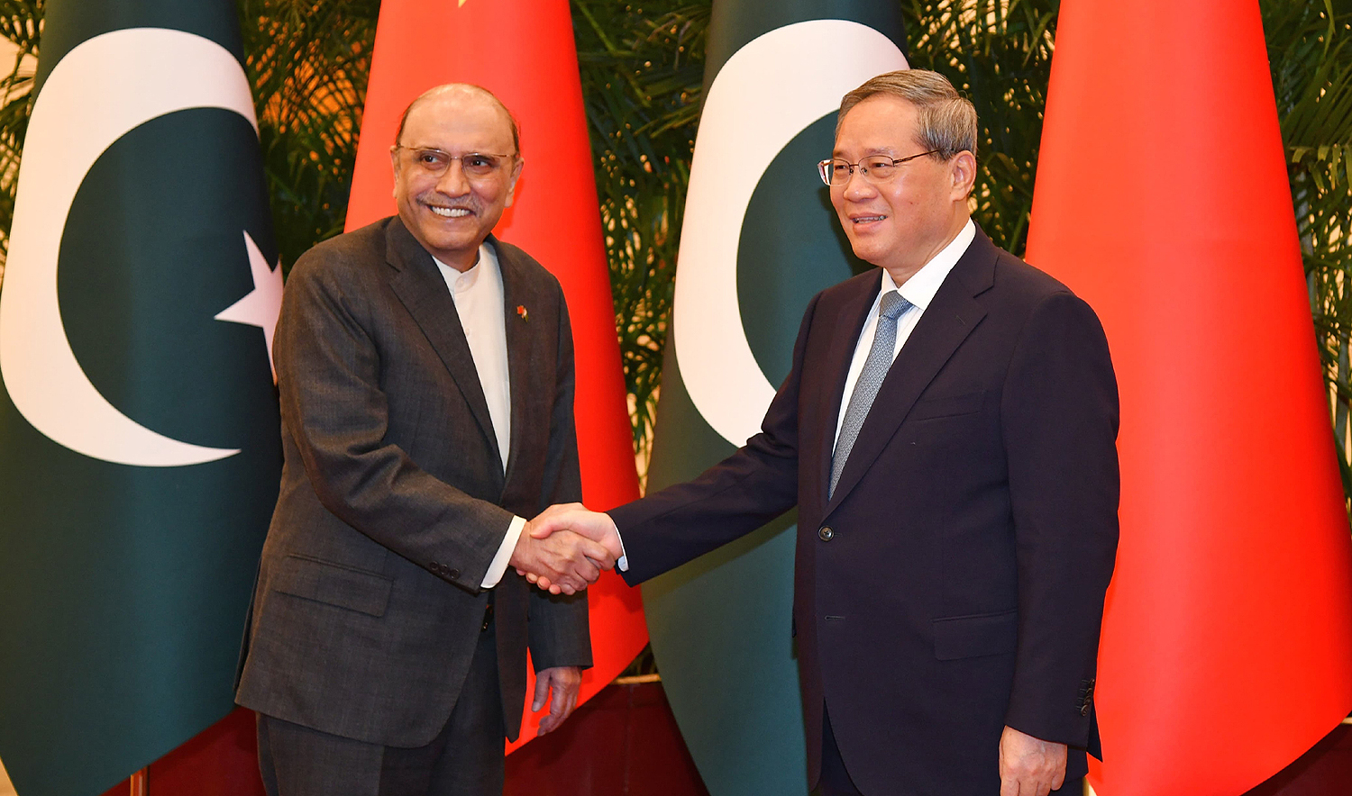 Pakistani President Asif Ali Zardari (left) meets Chinese Premier Li Qiang in Beijing, China, on February 5, 2025. (AP)