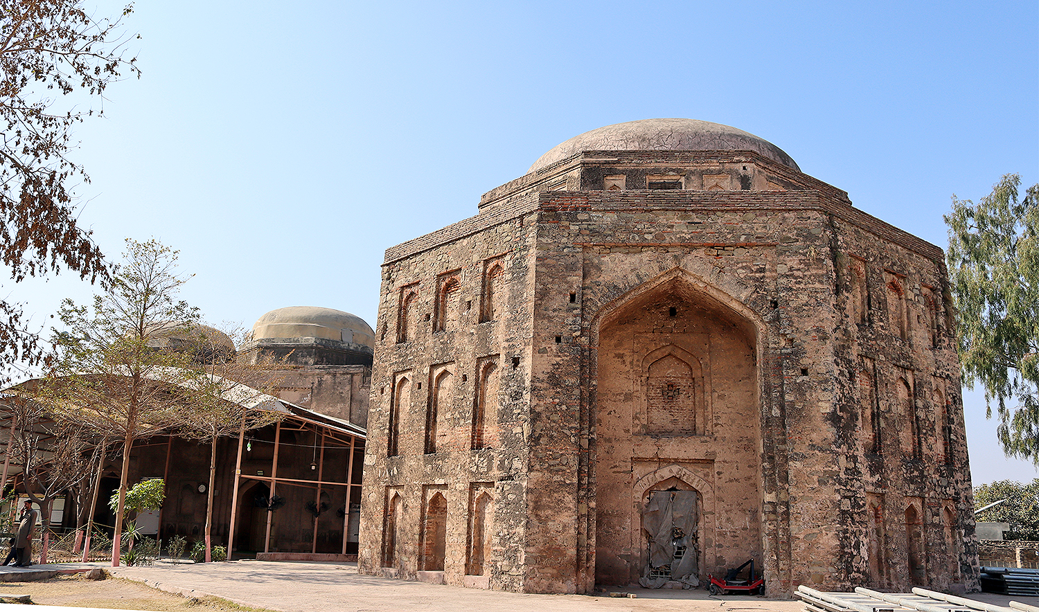 The picture taken on February 3, 2025, shows the tomb of Sultan Sarang Khan Gakhar, the chief of the Gakhar tribes, at the Rawat fort located about 18 kilometers east of the garrison city of Rawalpindi on the Grand Trunk Road highway. (AN photo)