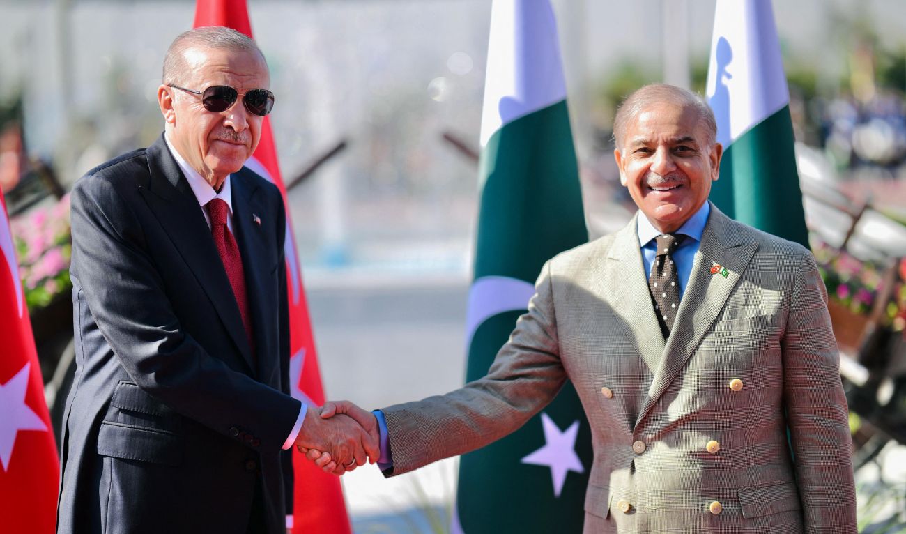 This handout photograph taken and released by Pakistan's Prime Minister Office on February 13, 2025 shows Turkey's President Recep Tayyip Erdogan (L) shaking hands with Pakistan's Prime Minister Shehbaz Sharif before inspecting a guard of honour during his ceremonial reception at the Prime Minister House in Islamabad. (AFP)