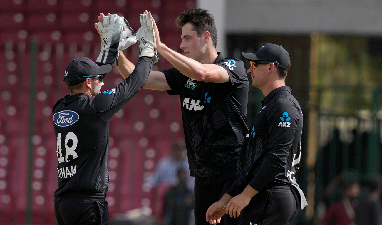 New Zealand’s Will O’ Rourke, center, celebrates with teammates after taking the wicket of Pakistan’s Fakhar Zaman during the tri-series ODI cricket final match between Pakistan and New Zealand, in Karachi on February 14, 2025. (AP)