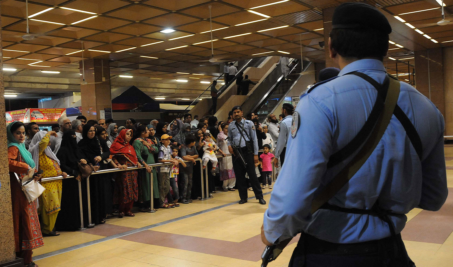 Pakistani Airports Security Force (ASF) personnels stand guard at Jinnah International Airport in Karachi on March 30, 2015. (AFP/File)