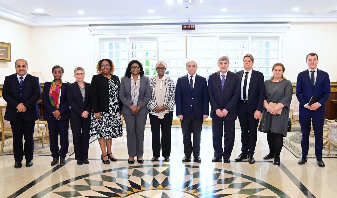 Prime Minister Shehbaz Sharif (fifth-right) poses for a group photo with the delegation of World Bank executive directors at the Prime Minister’s Office in Islamabad, Pakistan, on February 17, 2025. (PID)