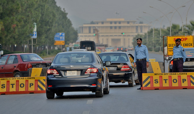 Pakistani policemen inspect vehicles at a checkpoint on the capital's constitution avenue in Islamabad, Pakistan, on October 29, 2013. (AFP/File)