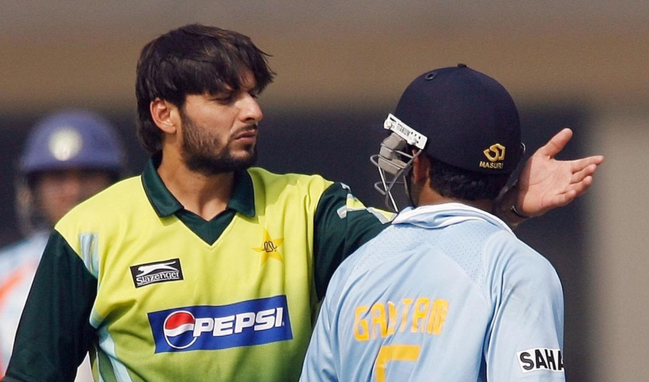 India cricketer Gautam Gambhir (R) and Pakistani cricketer Shahid Afridi argue during their third One-day International (ODI) match at the Green Park Stadium in Kanpur, 11 November 2007. (AFP/file)