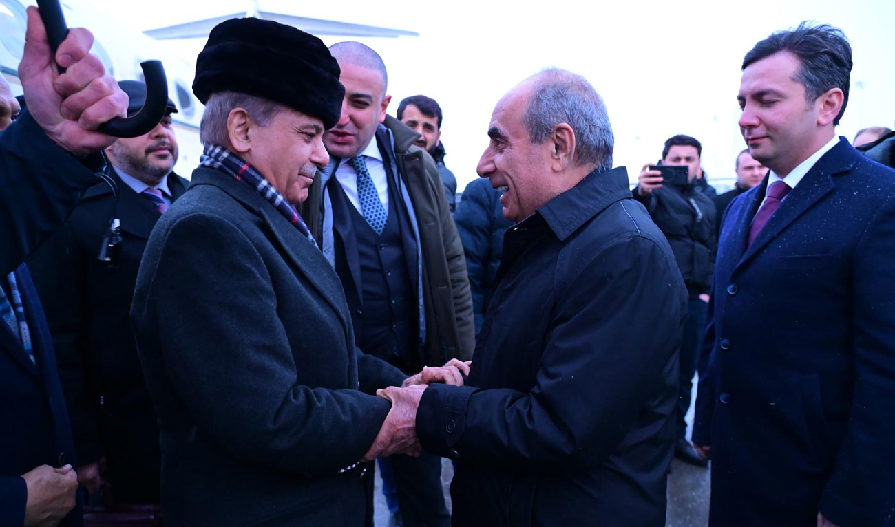 First Deputy Prime Minister of Azerbaijan, Yaqub Abdulla oghlu Eyyubov (second right), receives Pakistan’s Prime Minister, Shehbaz Sharif (left), upon arrival at Heydar Aliyev International Airport in Baku, Azerbaijan, on February 23, 2025. (PID)