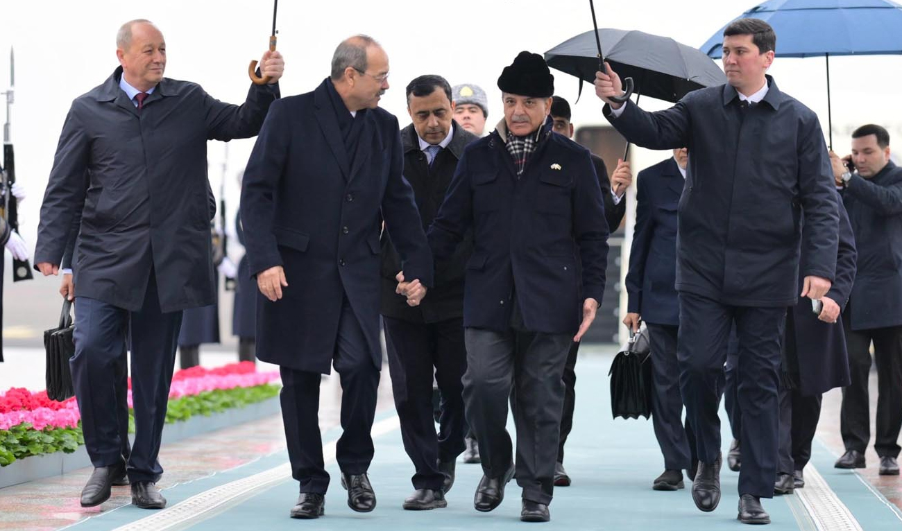 Prime Minister of Uzbekistan Abdulla Nigmatovich Aripov (second left) receives Pakistan’s Prime Minister Shahbaz Sharif (second right) upon his arrival in Tashkent, Uzbekistan, on February 25, 2025. (PID)