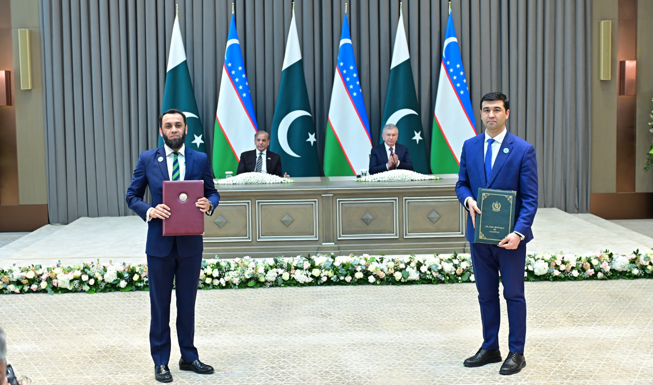 Prime Minister Shehbaz Sharif and Uzbek President Shavkat Mirziyoyev witness the MOUs and Agreements exchange ceremony between Pakistan and Uzbekistan in Tashkent on February 26, 2025. (PMO)