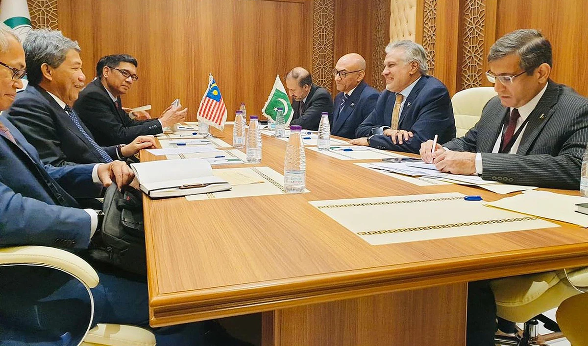 Pakistan’s Foreign Minister Ishaq Dar (second from right) meets his Malaysian counterpart Dato’ Seri Utama Hajji Mohamad bin Hajji Hasan (second from left) on the sidelines of an OIC session in Jeddah, Saudi Arabia, on August 7, 2024. (PID/File)