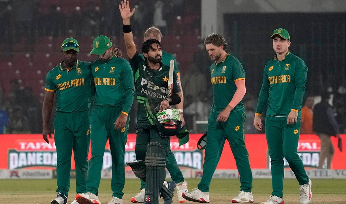 Pakistan's Mohammad Rizwan, center, acknowledges crowd after winning as he with South Africa's players walks off the field on the end of the tri-series ODI cricket match between Pakistan and South Africa, in Karachi, Pakistan, Wednesday, Feb. 12, 2025. (AP)