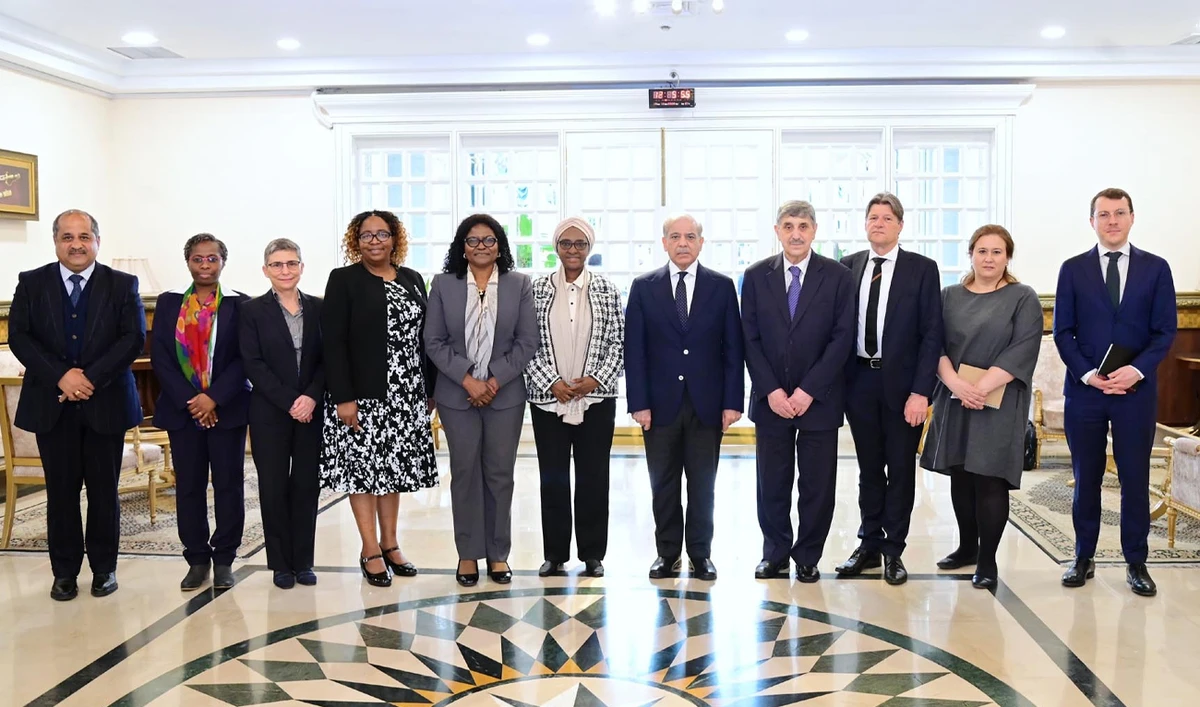 Prime Minister Shehbaz Sharif (fifth-right) poses for a group photo with the delegation of World Bank executive directors at the Prime Minister’s Office in Islamabad, Pakistan, on February 17, 2025. (PID)