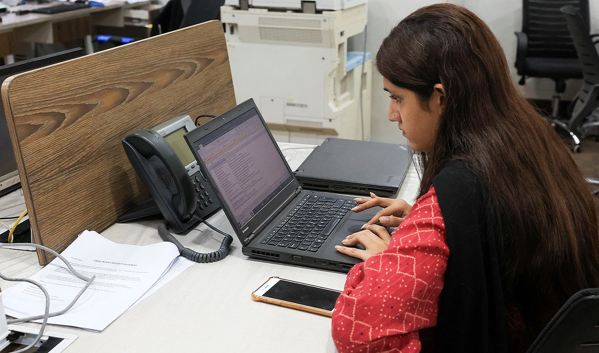 An employee works on a computer at the office of Pakistan Freelancers Association (PAFLA), a platform and support group to help freelancers, in Karachi, Pakistan, on August 22, 2024. (REUTERS/File)