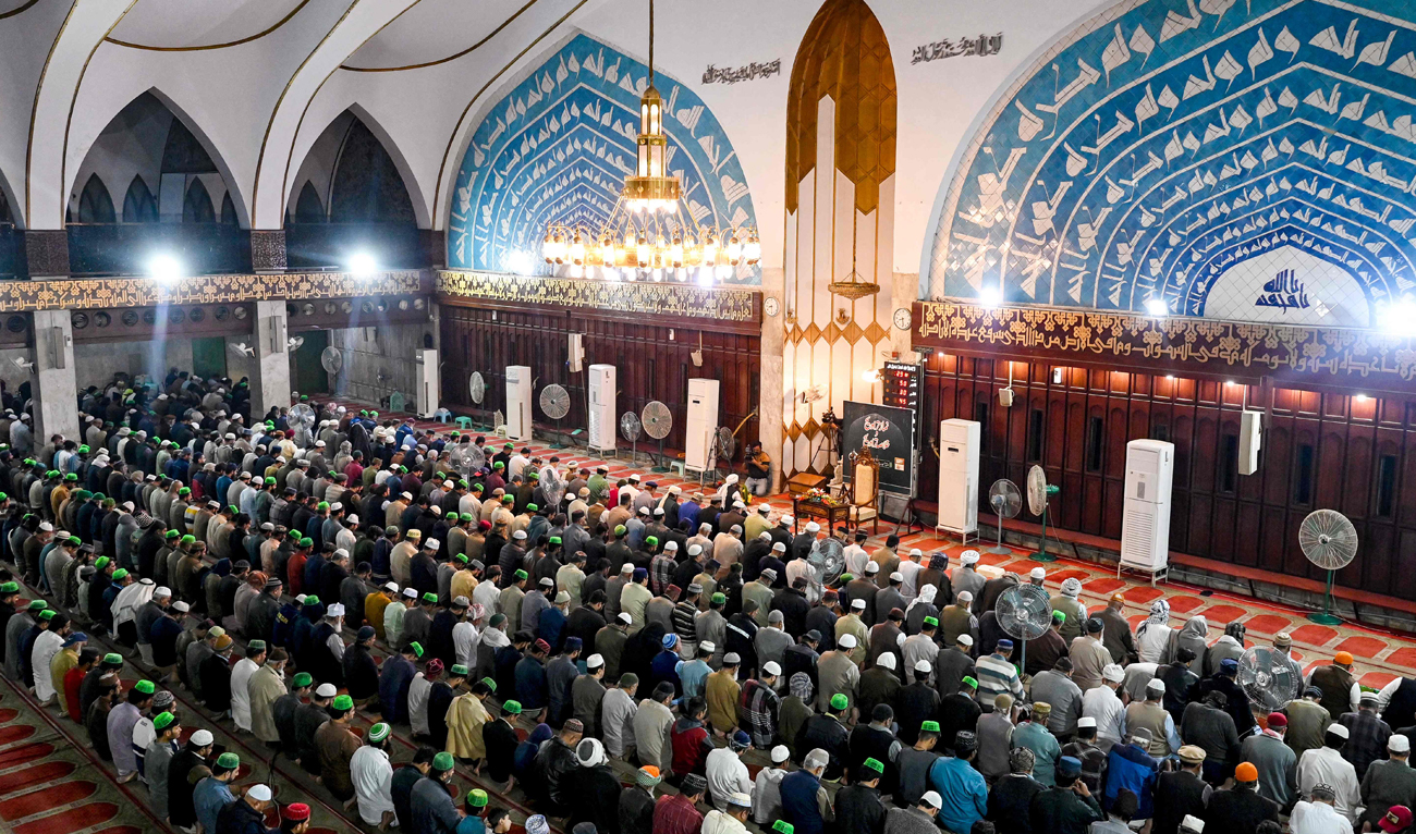 Muslims offer the first Tarawih prayers to mark the start of the Islamic holy fasting month of Ramadan at Data Darbar mosque in Lahore on March 1, 2025. (AFP)