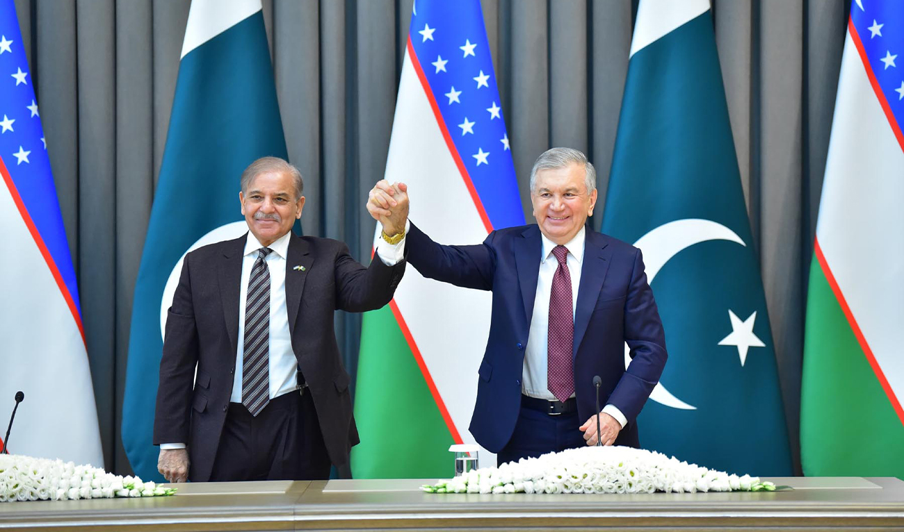 Pakistan Prime Minister Shehbaz Sharif (left) and Uzbekistan's President Shavkat Mirziyoye gesture after a joint press stakeout in Tashkent on February 26, 2025. (PID/File)
