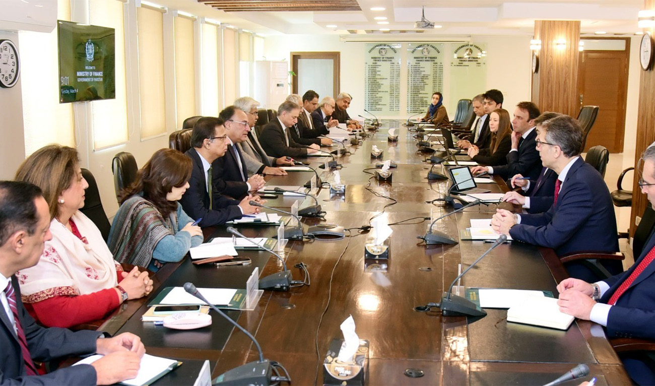 Finance Minister Muhammad Aurangzeb (fifth in the left row) holds talks with an IMF delegation in Islamabad, Pakistan, on March 3, 2025. (Ministry of Finance)