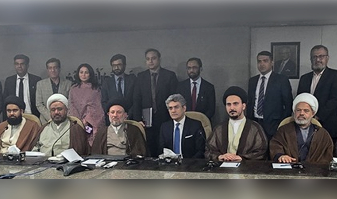 This handout photograph shows Pakistan Stock Exchange officials pose for a group photo along with the delegation of Iraq’s Scientific Foundation for Financial Transactions in Karachi on March 4, 2025. (APP)