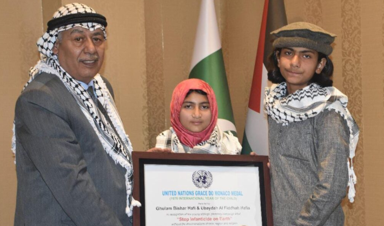 Palestinian Ambassador to Pakistan Dr. Zuhair Zaid (left) presents an official letter of appreciation to young Pakistani siblings, Ubaydah Al Fiddhah Hafiah and Ghulam Bishar Hafi at the Palestinian embassy in Islamabad, Pakistan on March 7, 2025. (APP)