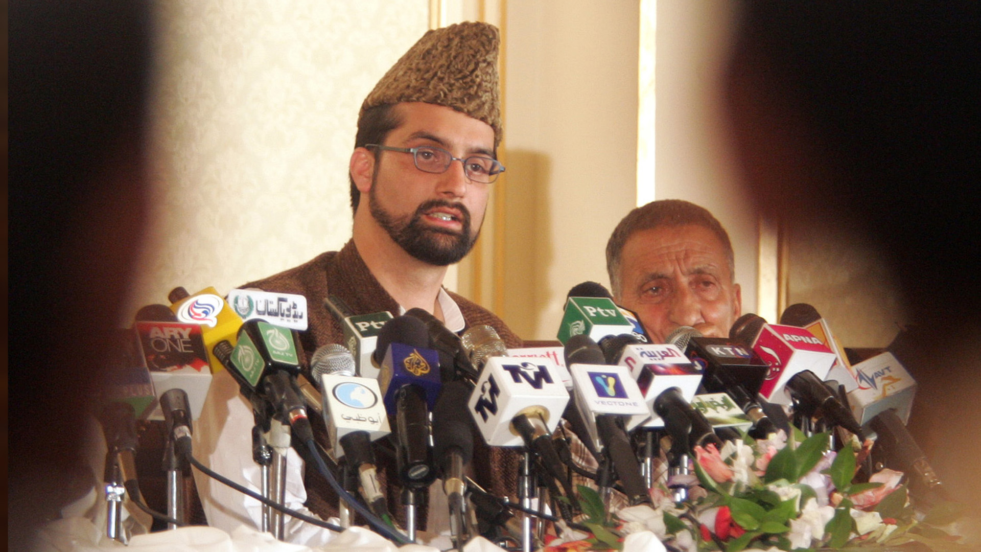 Chairman of All Parties Hurriyat Conference Mirwaz Umar Farooq speaks during a news conference in Islamabad on June 8, 2005. (Reuters/File)