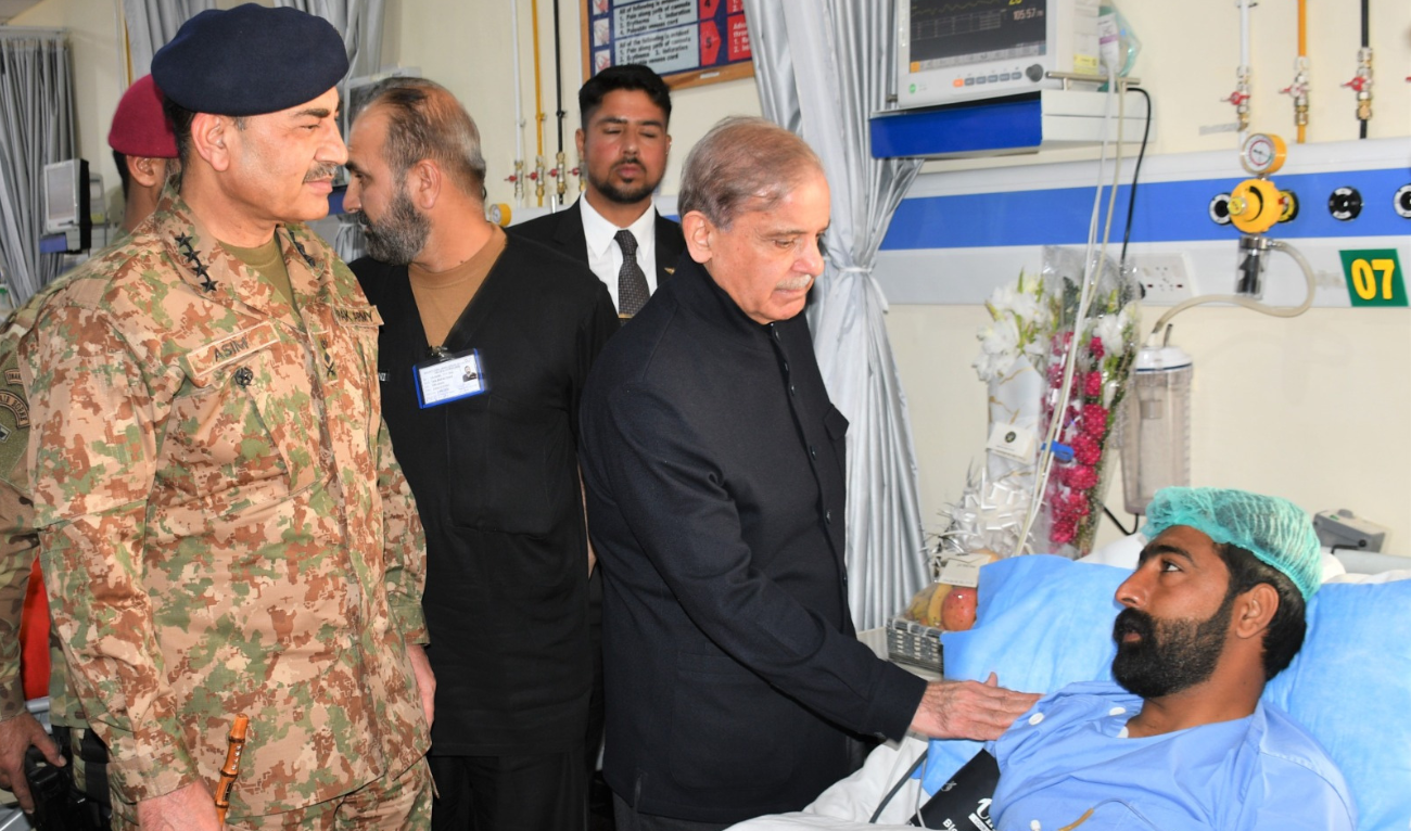 Prime Minister Muhammad Shehbaz Sharif (center) and Chief of Army Staff (COAS) General Syed Asim Munir (left) visit the rescued hostages of the Balochistan train hijack at the Combined Military Hospital (CMH) Quetta, on March 13, 2025. (PMO)
