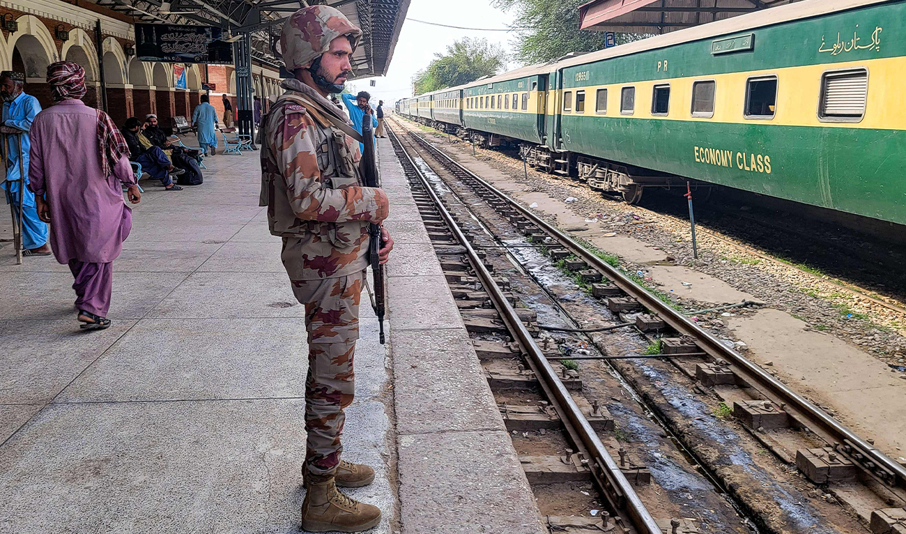 A paramilitary soldier stands guard at a railway station in the Sibi district of southwestern Balochistan province, Pakistan, on March 12, 2025. (AFP)