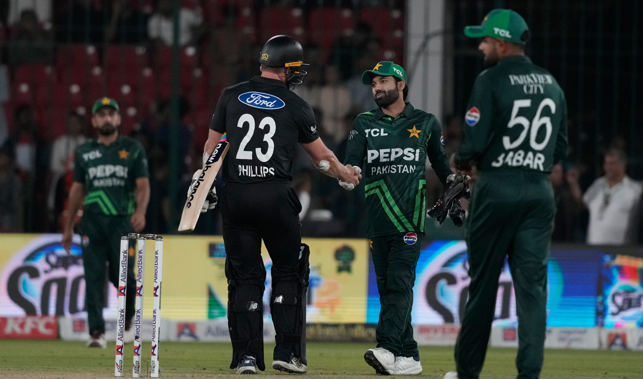 New Zealand’s Glenn Phillips, center, shakes hand with Pakistan’s Mohammad Rizwan, second right, after winning the tri-series ODI cricket final match against Pakistan, in Karachi on February 14, 2025. (AP/File)