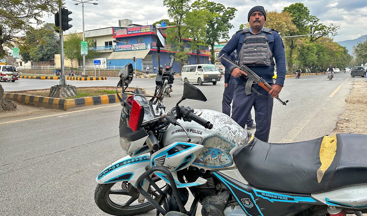 Islamabad police constable, Malik Muhammad Ikram, stands guard during the holy month of Ramadan in Islamabad, Pakistan, on March 14, 2025. (AN photo)