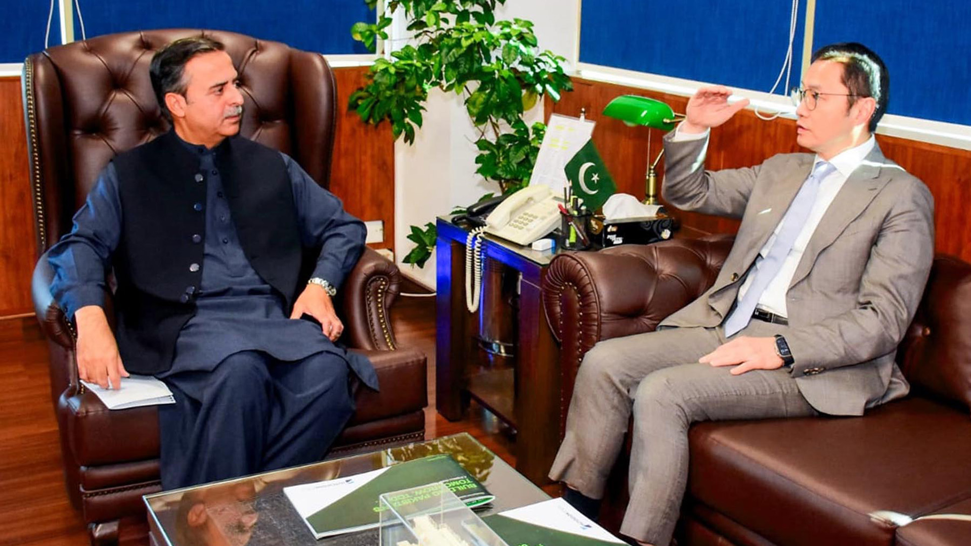Pakistan's Federal Minister for Maritime Affairs, Muhammad Junaid Anwar Chaudhry (left) meets Hutchison Ports Managing Director, Andy Tsoi in Islamabad, Pakistan on March 19, 2025. (PID)