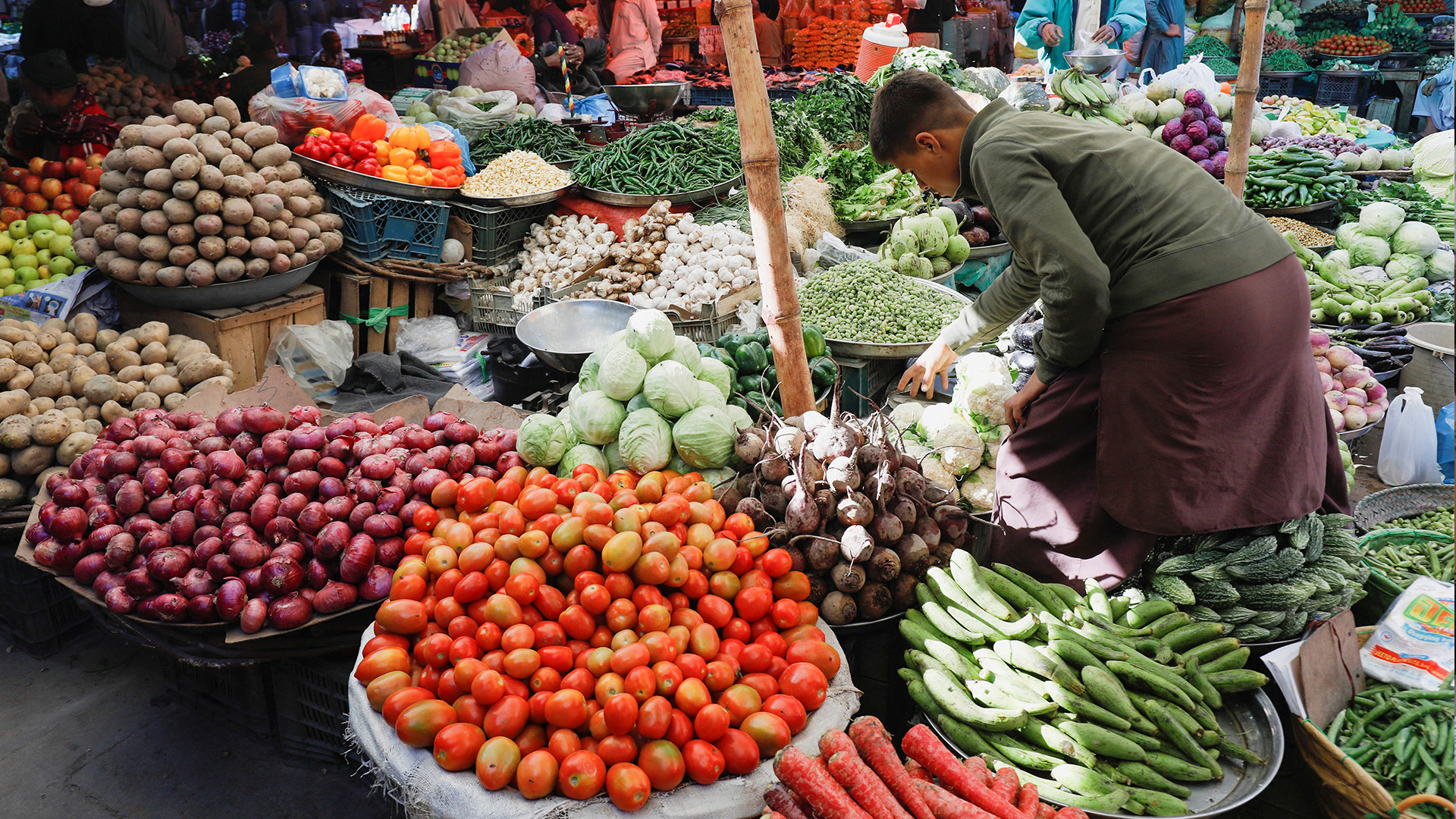 A boy buys vegetables from a makeshift stall at a market in Karachi, Pakistan February 1, 2023. (Reuters/File)
