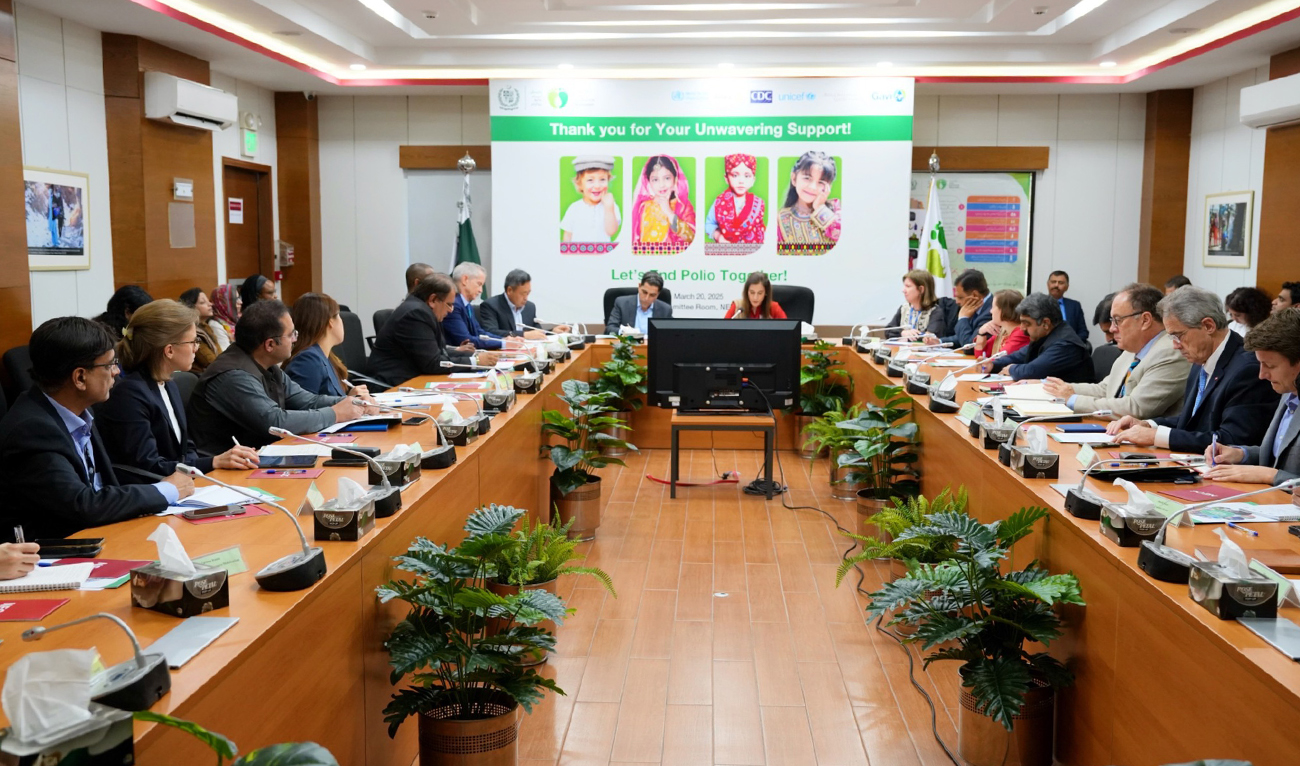 Pakistan Prime Minister’s Focal Person for Polio Eradication Ayesha Raza Farooq and National Emergency Operations Center Coordinator Muhammad Anwarul Haq brief donors and partners during a meeting at the NEOC center in Islamabad on March 20, 2025. (Handout/NEOC)