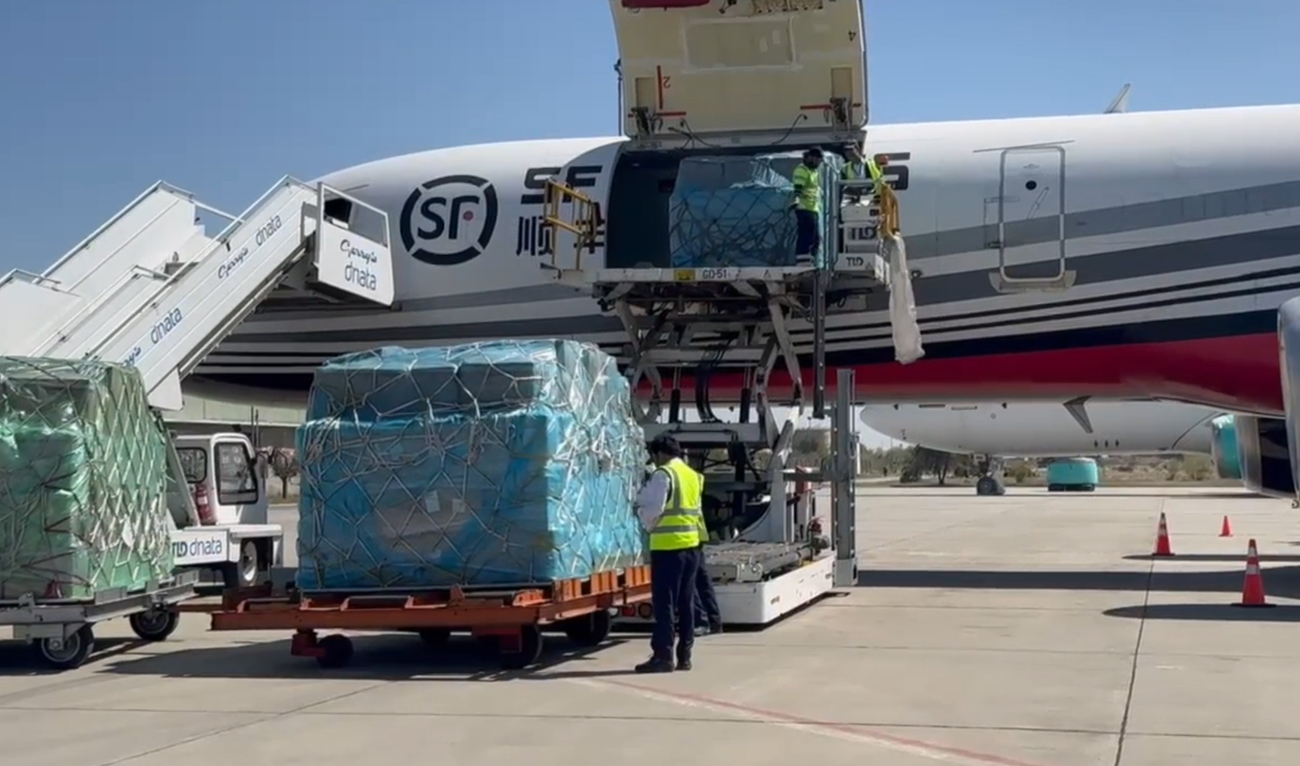 Ground staff offloads goods from an aircraft of SF Cargo, a subsidiary of one of China’s largest logistics and courier firms, at the New Islamabad International Airport in Islamabad on March 22, 2025. (Photo courtesy: PAA)