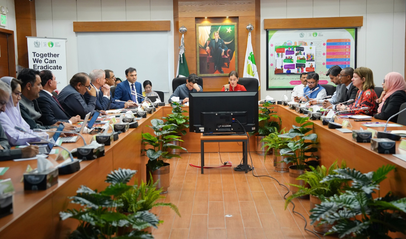 Pakistan Prime Minister’s Focal Person for Polio Eradication Ayesha Raza Farooq (center, right) and National Emergency Operations Center Coordinator Muhammad Anwarul Haq (center, left) hold review meeting at the NEOC center in Islamabad on March 25, 2025. (Handout/NEOC)
