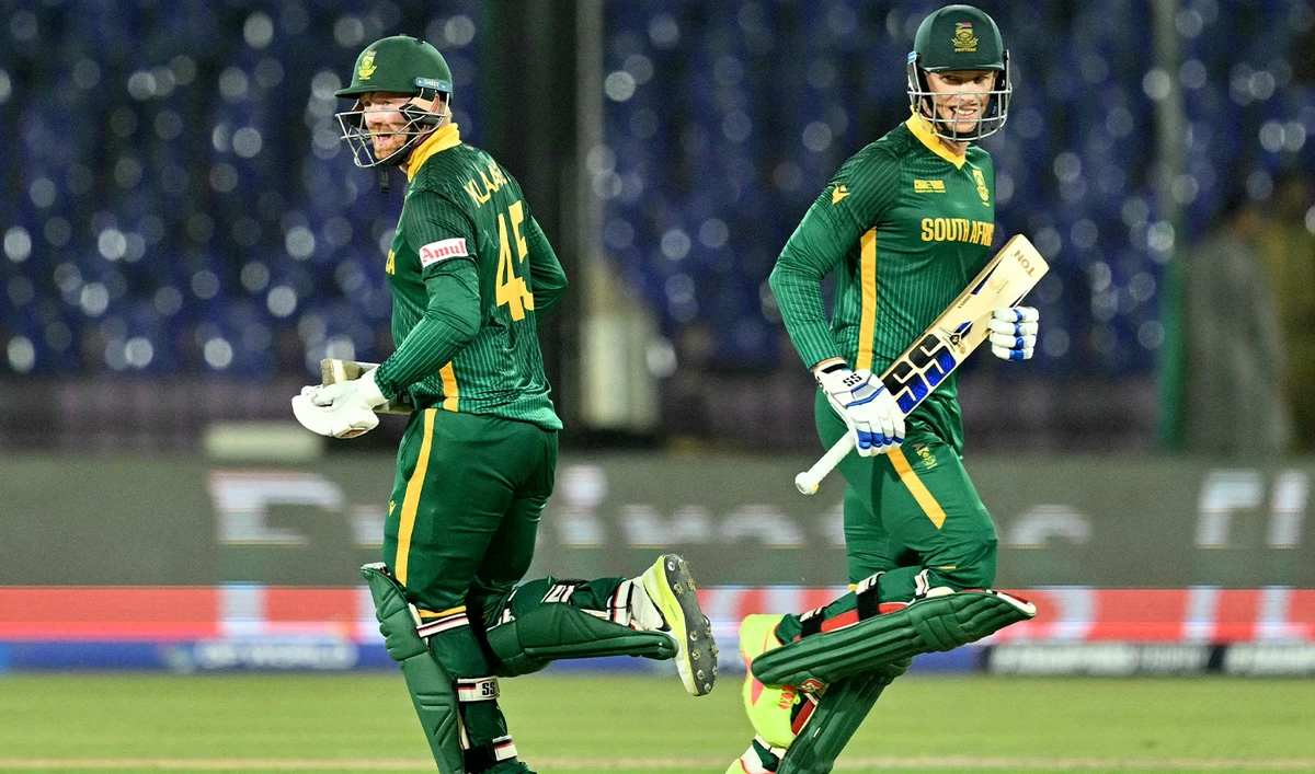 South Africa's Rassie van der Dussen (R) and Heinrich Klaasen run between the wickets during the ICC Champions Trophy one-day international (ODI) cricket match between England and South Africa at National Stadium in Karachi on March 1, 2025. (AFP/File)