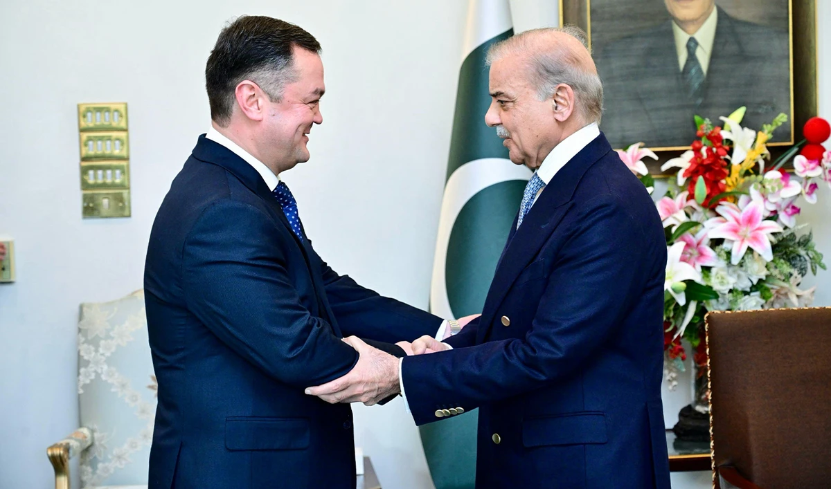 Ambassador of Uzbakistan, Alisher Tukhtaev (left) calls on Pakistan Prime Minister Shehbaz Sharif in Islamabad on March 13, 2025. (PID)