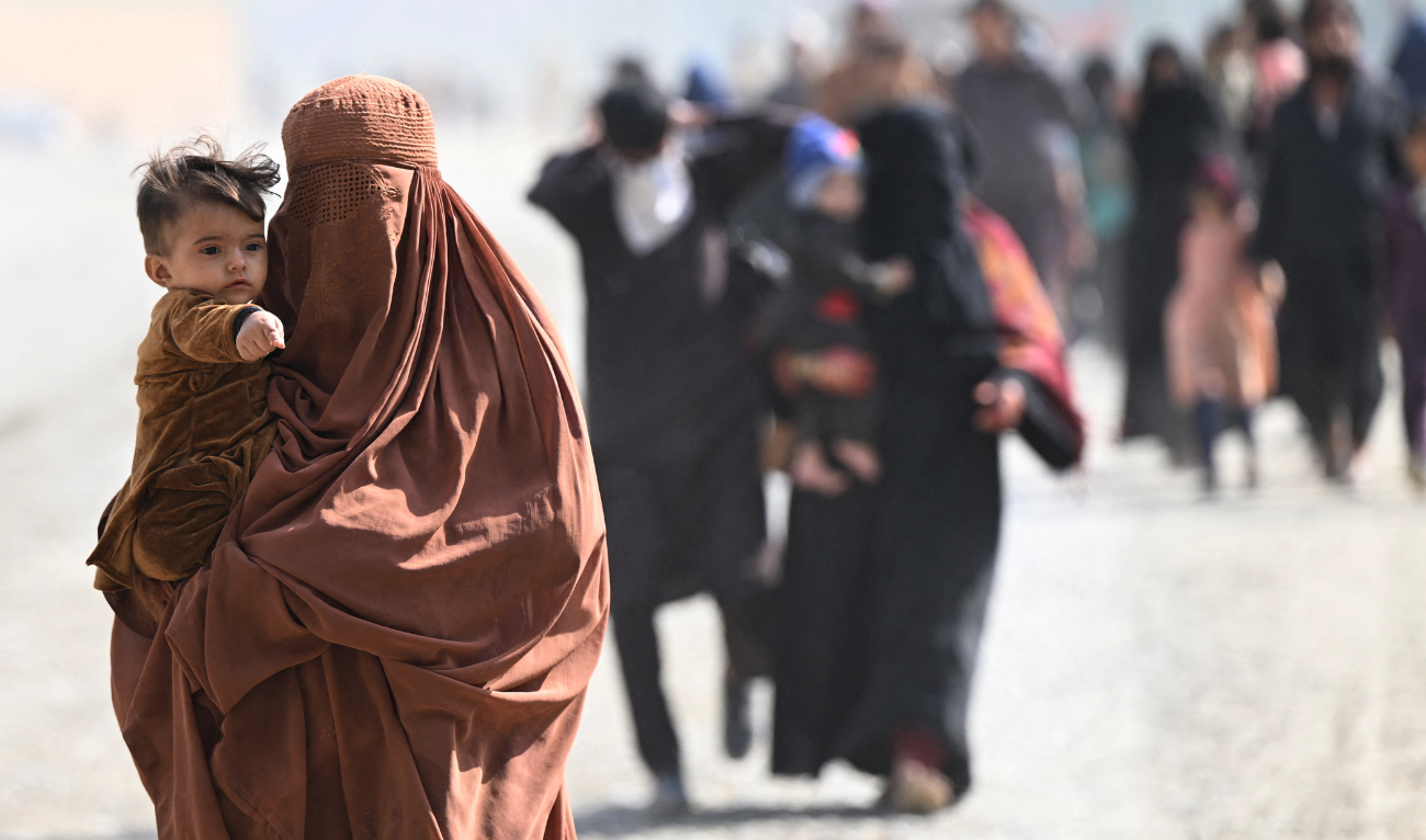 Afghan refugee families arrive on foot to cross the Pakistan-Afghanistan Torkham border on November 2, 2023, following Pakistan's government decision to expel people illegally staying in the country. (AFP/File)