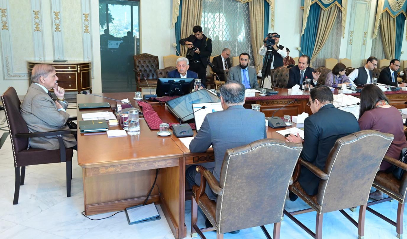 Prime Minister Shehbaz Sharif (left) chairs a meeting in Islamabad, Pakistan, on April 4, 2025. (PID/File)