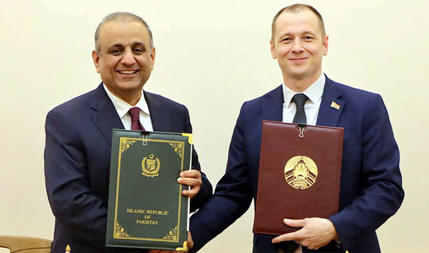 Pakistan’s Communications Minister Abdul Aleem Khan (left) and Belarusian Energy Minister Denis Moroz pose for a picture as both officials ink the memorandum of understanding in Minsk on April 5, 2025. (Radio Pakistan)