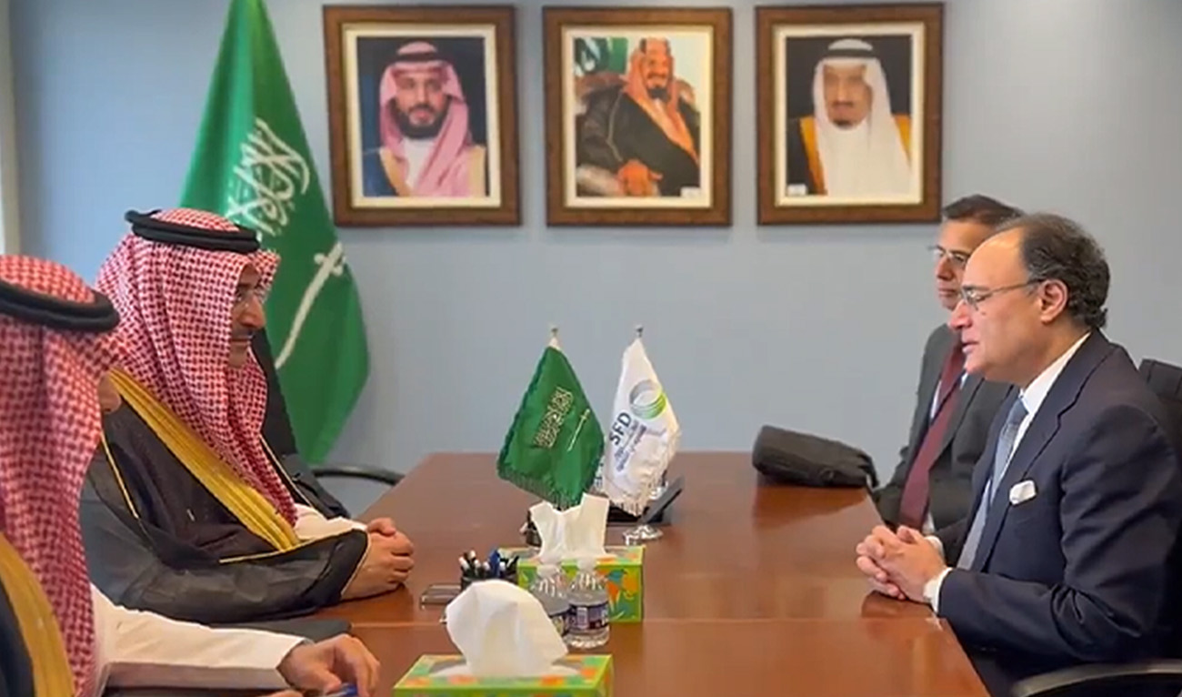 Pakistan's Finance Minister, Muhammad Aurangzeb (right) in conversation with officials from Saudi Fund for Development (SFD) in Washington DC, US, on April 22, 2025. (@PakinUSA/X)