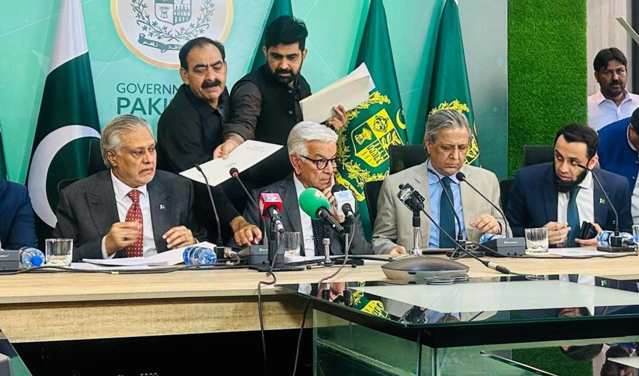(From left to right) Pakistan’s federal ministers, Deputy Prime Minister and Foreign Minister Ishaq Dar, Defense Minister Khawaja Asif, Law Minister Azam Nazeer Tarar and Information Minister Ataullah Tarar, hold a press briefing in Islamabad on April 24, 2025, announcing major retaliatory steps decided during the National Security Meeting following India’s statements after the Kashmir tourist attack. (APP)