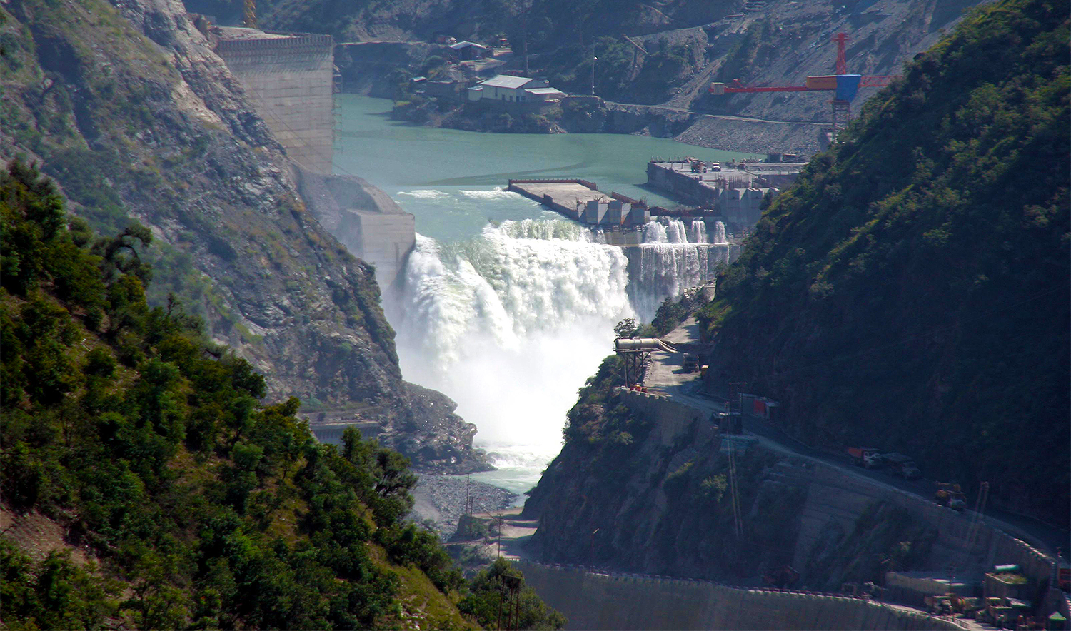 Water flows on the banks of Chenab River with the Baglihar hydroelectric project in the background, about 155 km (96 miles) northwest of Jammu, the winter capital of the troubled northern state of Jammu and Kashmir, October 2, 2005. (Reuters/ File)
