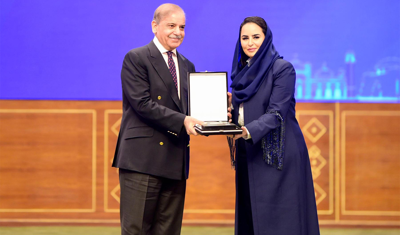 Pakistan Prime Minister Shehbaz Sharif (left) presents souvenir to Secretary-General of the Riyadh-based Digital Cooperation Organization (DCO), Deemah AlYahya, on the first day of the Digital Foreign Direct Investment in Islamabad, Pakistan, on April 29, 2025. (PID)