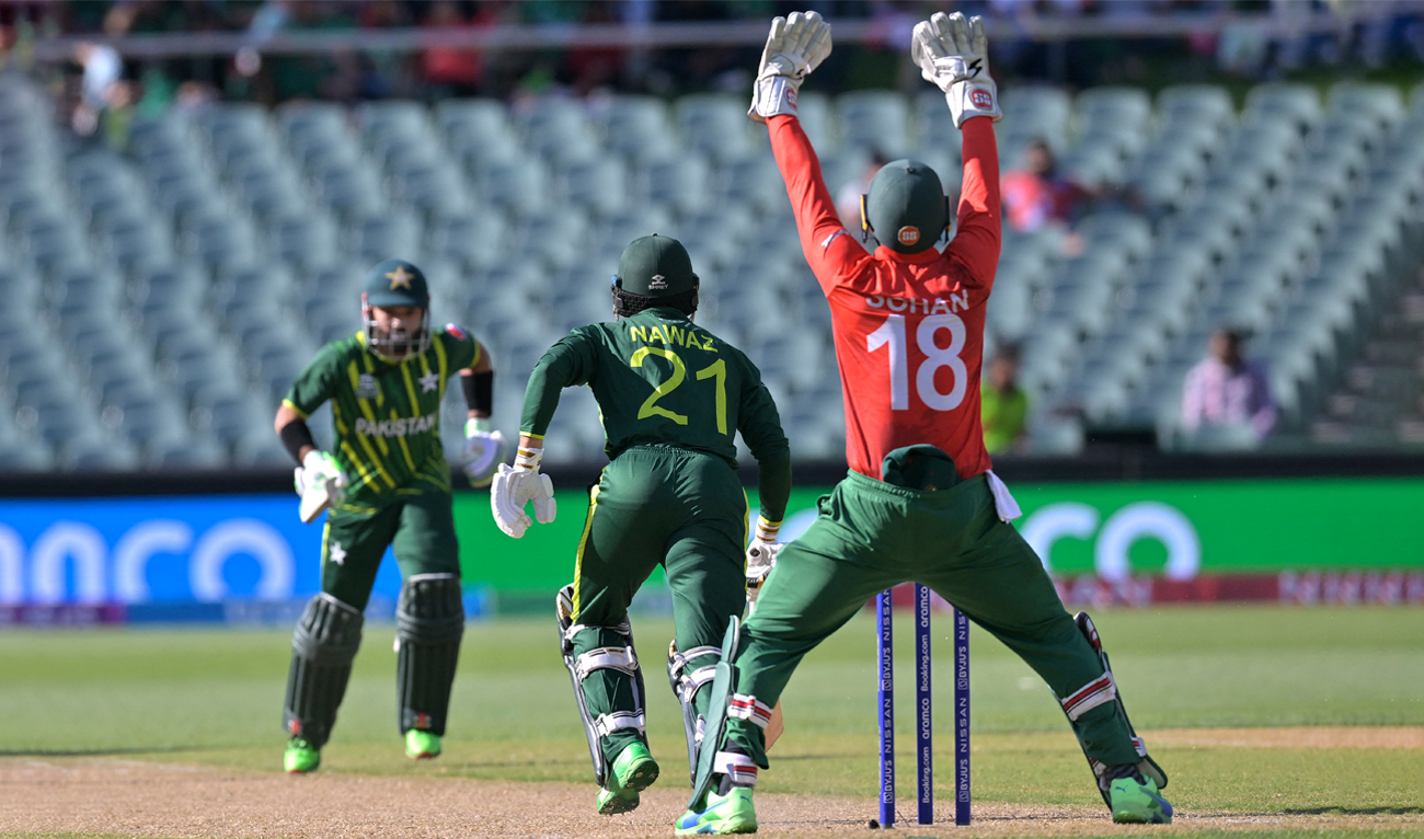Bangladesh's wicketkeeper Nurul Hasan (R) shouts an Leg-Before-Wicket (LBW) appeal against Pakistan's Mohammad Nawaz (C) during the ICC men's Twenty20 World Cup 2022 cricket match between Pakistan and Bangladesh at Adelaide Oval in Adelaide on November 6, 2022. (AFP/File)