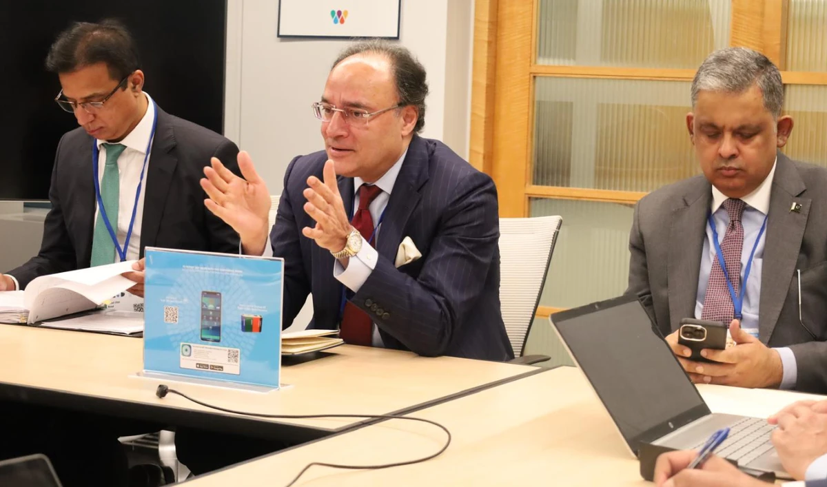 Federal Minister for Finance and Revenue Muhammad Aurangzeb meeting with the Deloitte team on the sidelines of the WB/IMF Spring Meetings 2025, in Washington D.C., on April 21, 2025. (GOP)