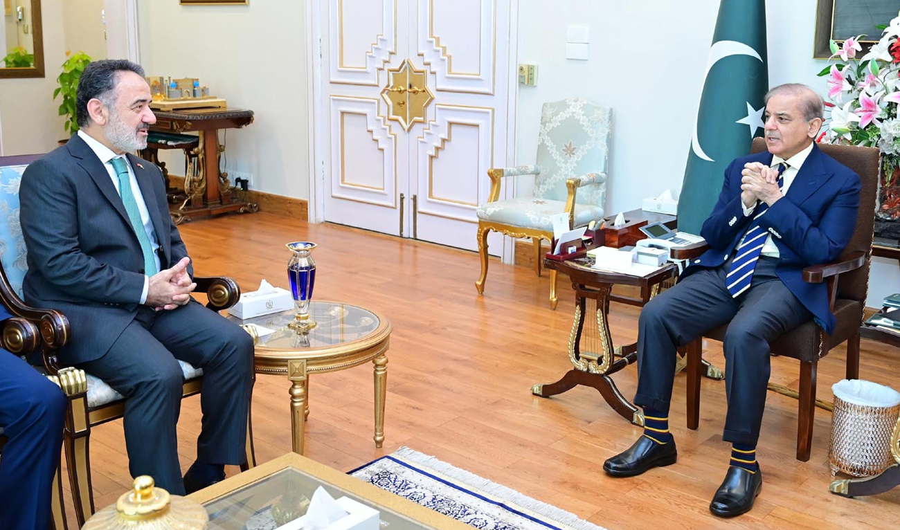 Pakistan Prime Minister, Shehbaz Sharif, meets Ambassador of Türkiye, Dr. Irfan Neziroglu (left), in Islamabad on May 3, 2025. (PID)