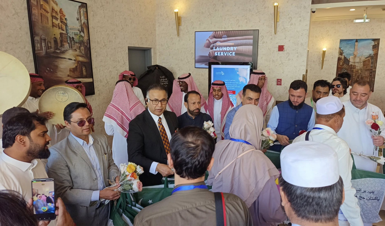 Pakistani and Saudi Hajj Officials receive Pakistani pilgrims as they arrive in Madinah on May 1, 2025. (Photo Courtesy: Ministry of Religious Affairs & Interfaith Harmony)